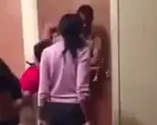 Mannelijke slet krijgt klappen van beide vriendinnetjes