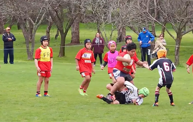 Mannetje zet even Full Beastmode aan in potje rugby