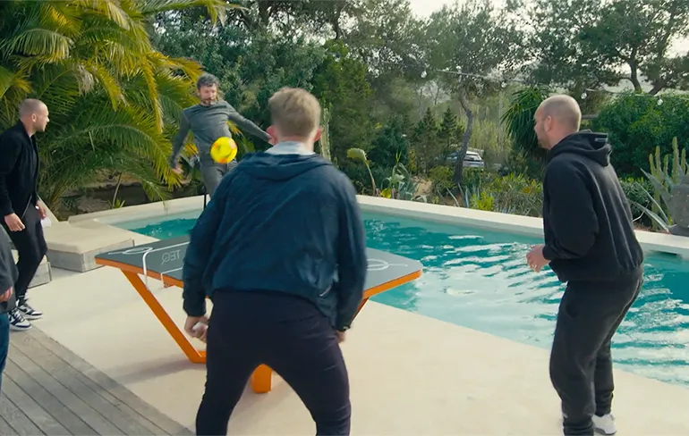 Mark van Bommel haalt nat pak tijdens spelletje in Villa Oranje