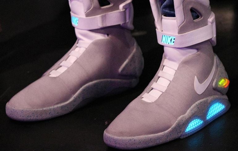 Onderhoud spanning Executie Marty McFly probeert zelfstrikkende schoenen uit Back to the Future 2 | VK  Magazine