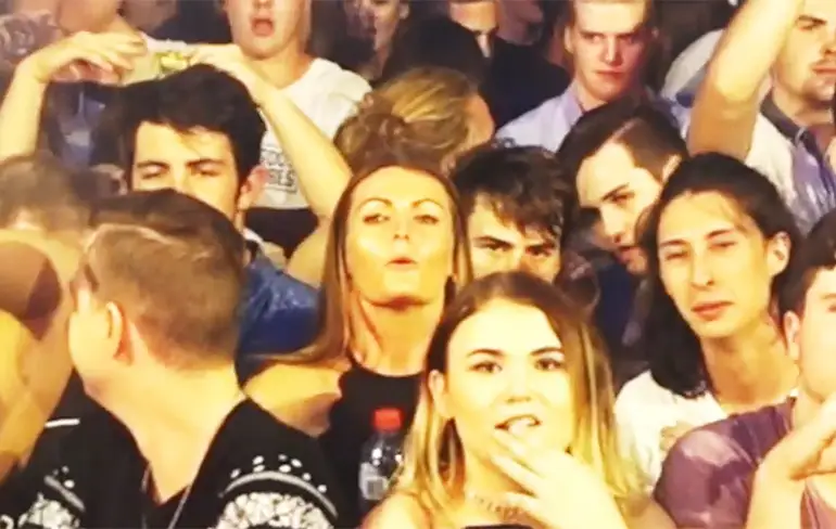 Mashd N Kutcher trollen feestvierders met loopje
