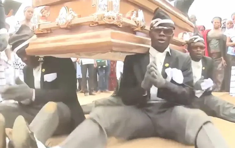 Mashup van Vitas en de Ghanese grafkistdragers