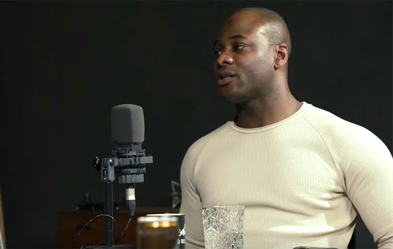 Maurits Delchot aka Negativ zit op praatstoel in CONVO Talkshow