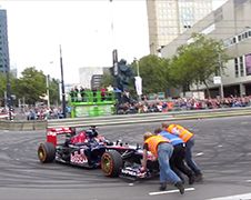 Max Verstappen parkeert auto tegen vangrail...