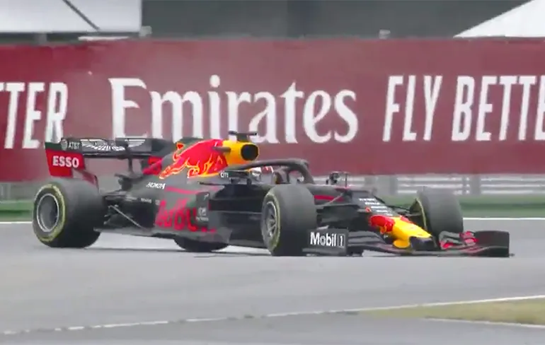 Max Verstappen wint knotsgekke en natte GP van Duitsland