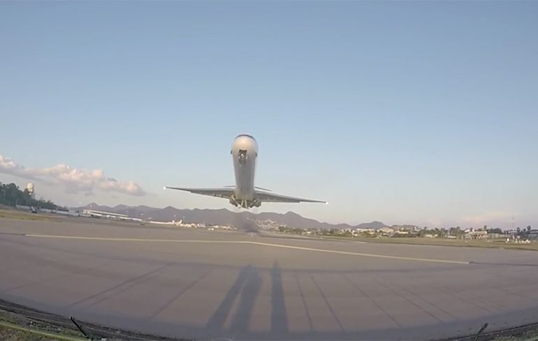 McDonnell Douglas MD-80 stijgt op van Sint Maarten