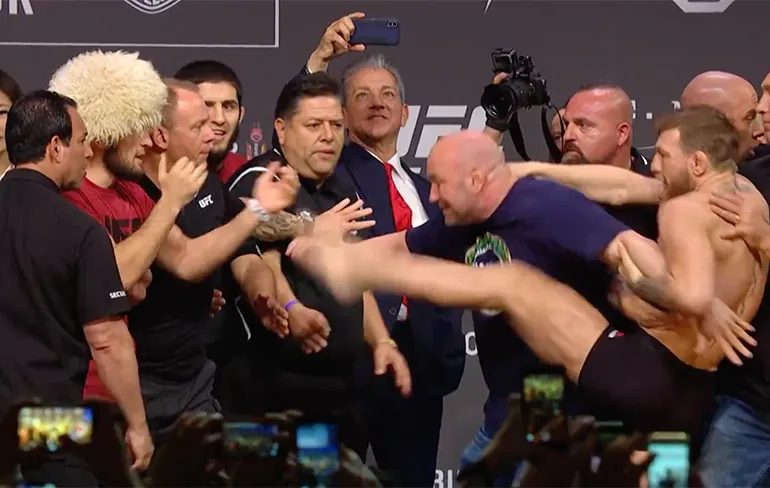McGregor wilde Khabib schoppen tijdens staredown