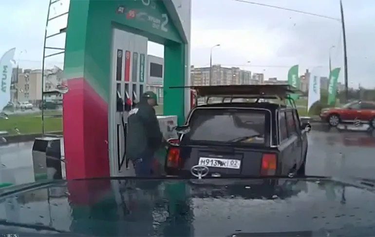 Medewerker van benzinestation is een klein beetje hyper...