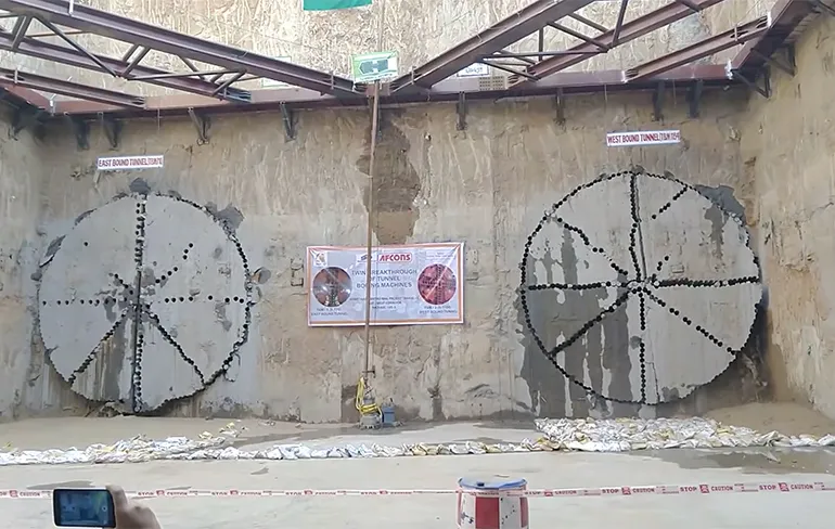 Medewerkers boorbedrijf metro door dolle heen als boren eindpunt bereiken