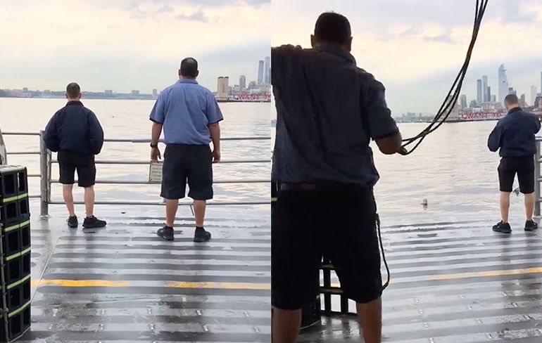 Medewerkers NYC Ferry halen man uit het water