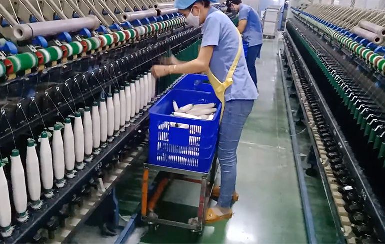 Medewerkers van textielfabriek in Vietnam hebben hele snelle handen