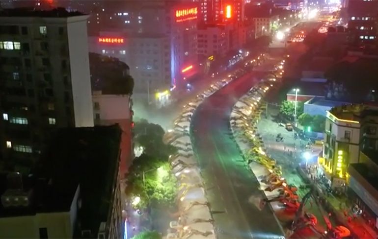Meer dan 100 graafmachines slopen een viaduct in China