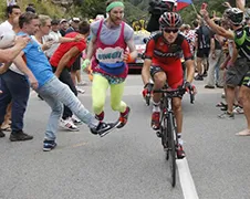 Meerennende toeschouwer Alpe d'Huez getrakteerd op tackle