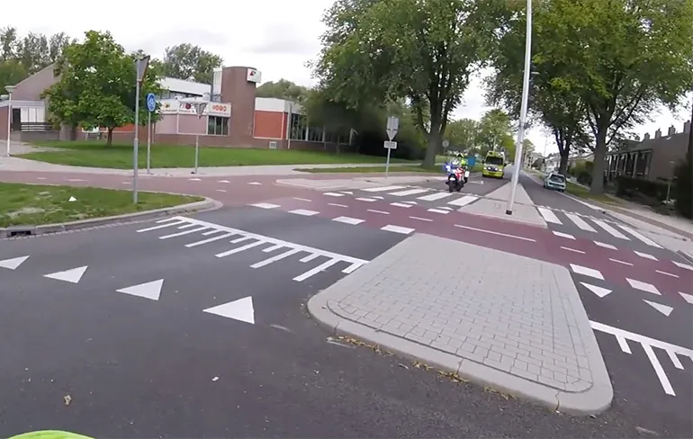 Meerijden met een motoragent tijdens spoedbegeleiding naar HMC Westeinde