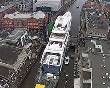 Megajacht vaart door Alphen aan den Rijn