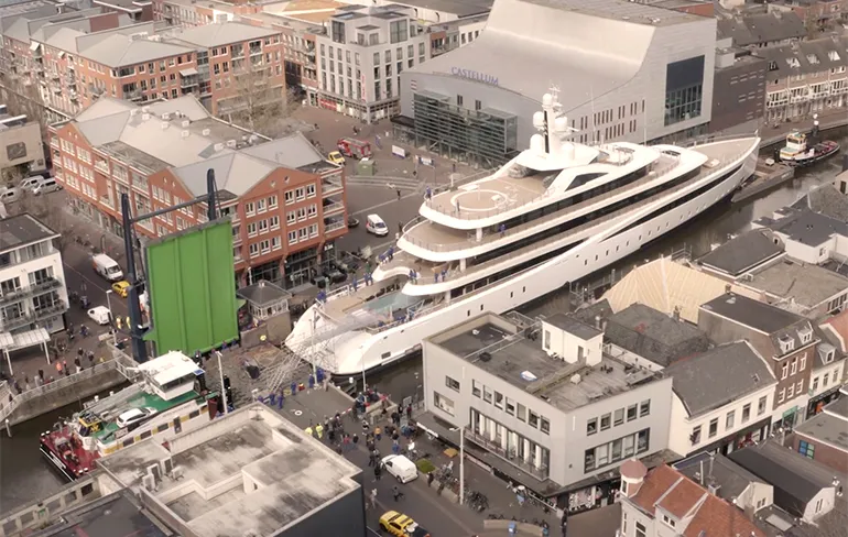 Megajacht Viva van 94 meter lang vaart door Alphen aan den Rijn