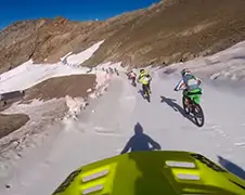 Megavalanche mountainbike race is echt levensgevaarlijk