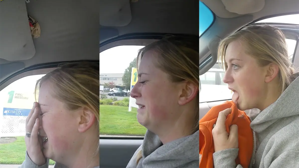 Meisje baalt na trekken verstandskies van kleine borsten!