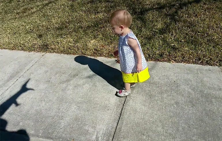 Meisje bang voor schaduw en vader geen vader van het jaar!