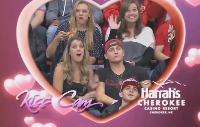 Meisje doet aan professioneel pizza schransen op Kiss Cam