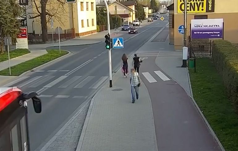Meisje duwt haar vriendin bijna onder bus in Polen