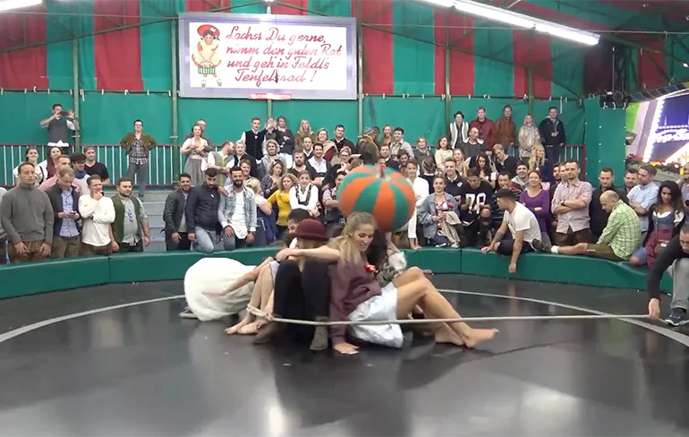 Meisje houdt het lang vol op Duivelsrad op Oktoberfest