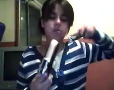 Meisje is aan het pielen met pistool