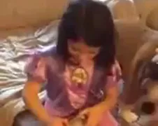 Meisje krijgt een "Frozen Doll" voor kerst!