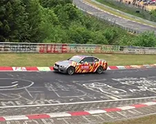 Meisje laat bijrijder over zijn nek gaan