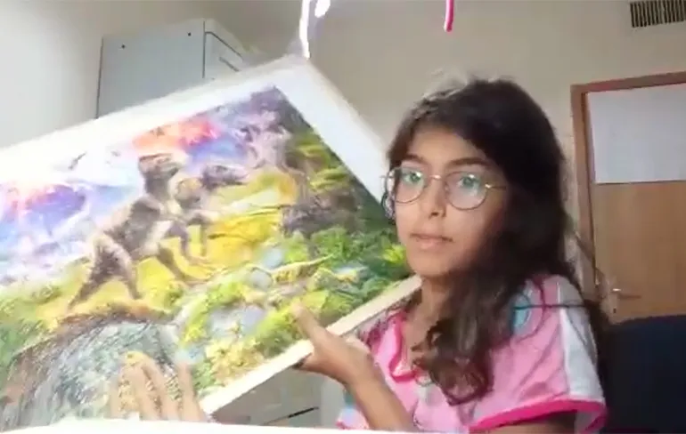 Meisje laat trots puzzel zien die ze met haar vader heeft gemaakt