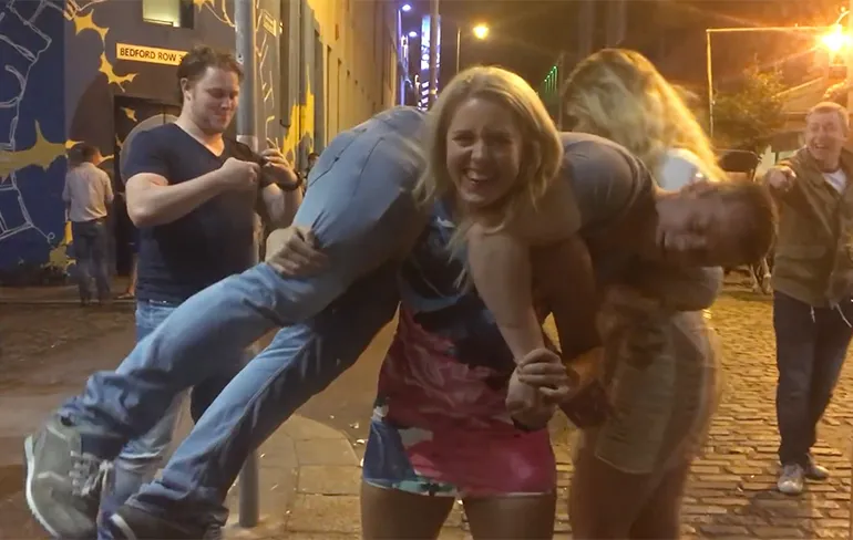 Meisje laat zien hoe ze mensen uit bar mee neemt!