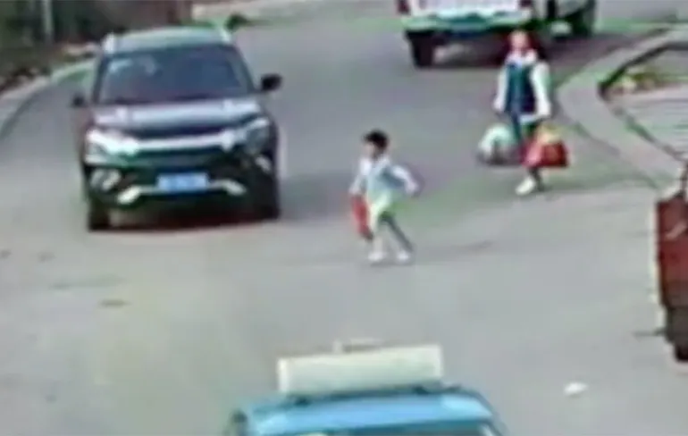 Meisje overreden door SUV, mankeert bijna niets!