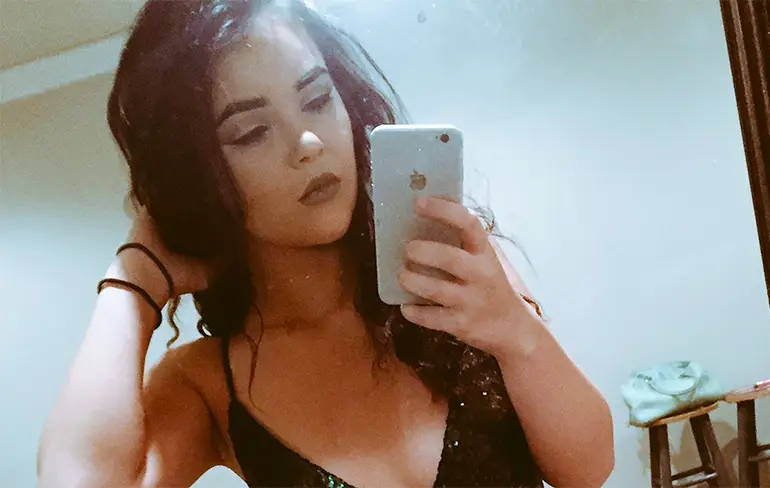 Meisje post foto in mooie jurk, internet heeft oog voor iets anders!