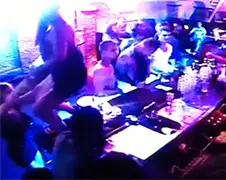 Meisje probeert indruk te maken op een bar in Eindhoven