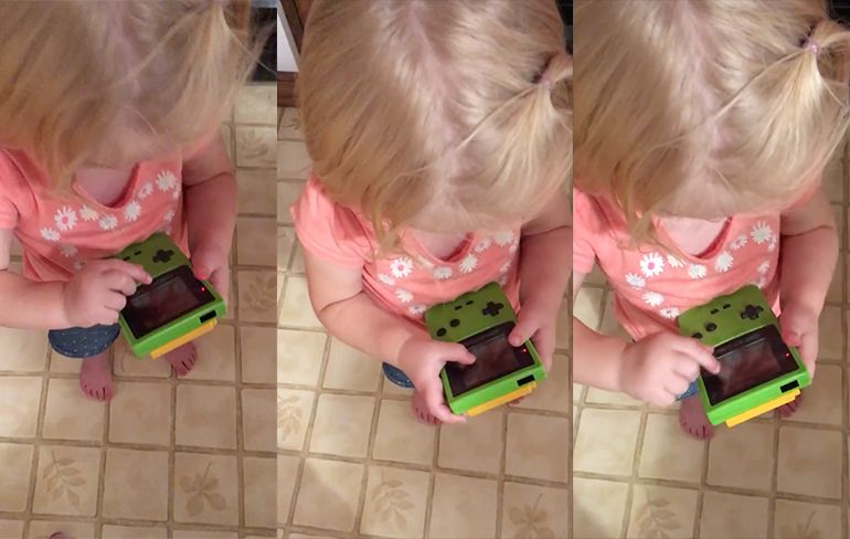 Meisje probeert op Game Boy Color te spelen