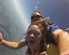Meisje verliest en vangt schoen tijdens parachute springen
