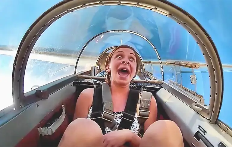 Meisje vindt beetje acrobatiek met vliegtuig wel wat