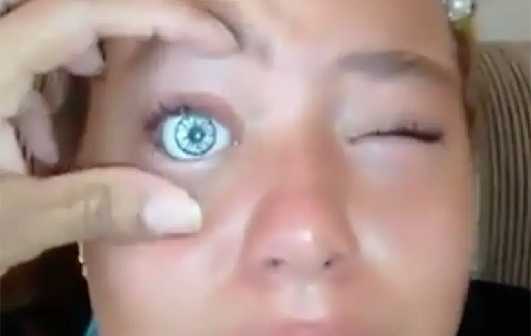 Meisje wil net zulke blauwe ogen als haar poppen...