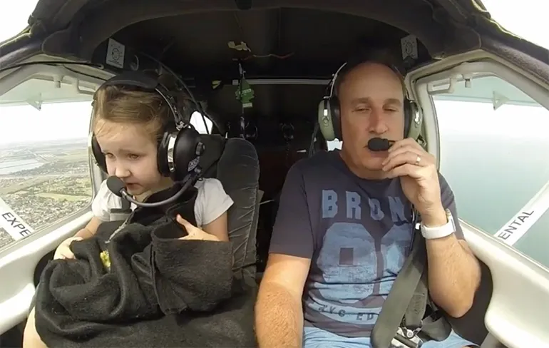 Meisje wordt een beetje ziek tijdens vlucht met vliegtuigje