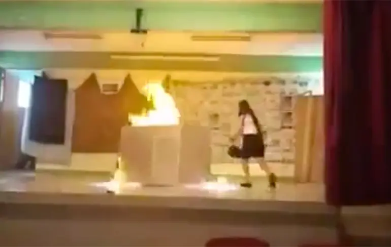 Meisje zet per ongeluk twee leerlingen in brand tijdens schoolmusical