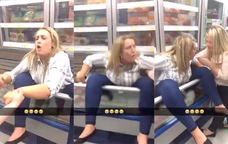Meisje zit met haar reet vast in vriesvak supermarkt