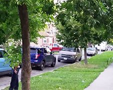 Menigte boos: Auto met 2 lijken weggetakeld in Chicago