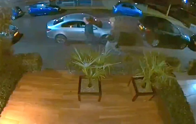 Menselijk stukje natuurgeweld vastgelegd door slimme deurbel