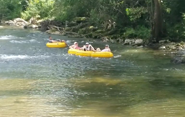 Mensen die dobberen in rivier te grazen genomen met RC Alligator