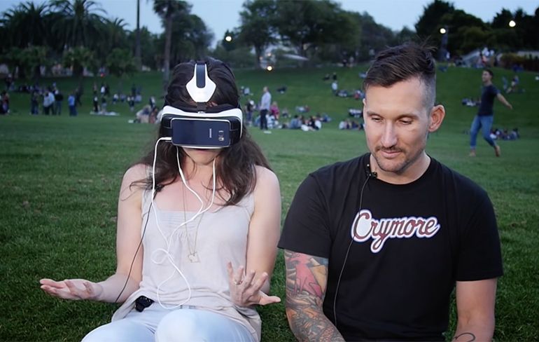 Mensen kijken virtual reality porno op openbare plek
