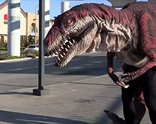 Mensen laten schrikken in de ghetto met dinosaurus