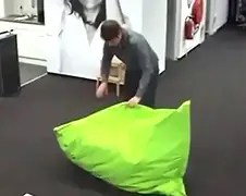 Mensen op kantoor maken plezier