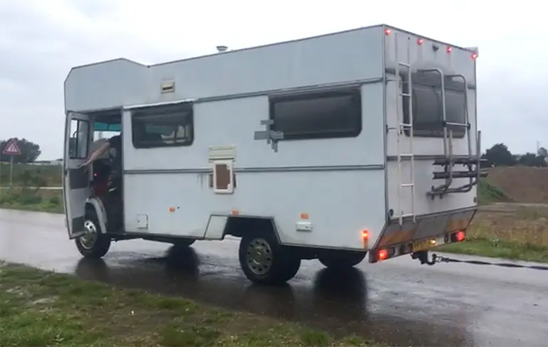 Mercedes 508 en Dodge doen een krachtmeting