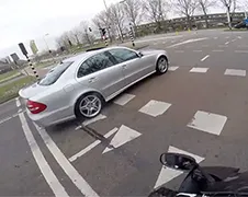 Mercedes-benz E55 AMG en Yamaha R6 doen wedstrijdje in Den Bosch