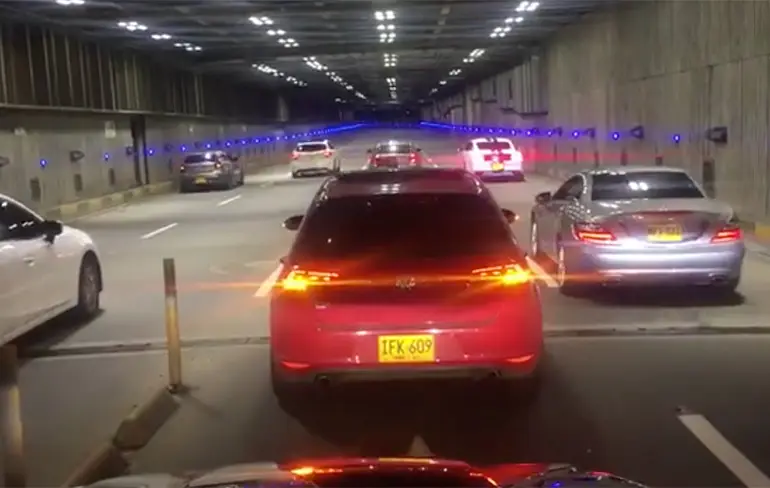 Mercedes komt tijdens straatrace niet helemaal heel uit tunnel